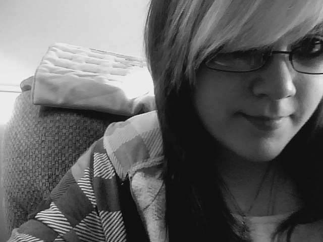 I dye my bangs blonde.