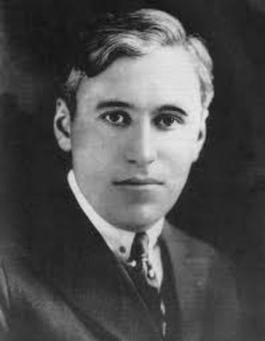 Llega a Hollywood para trabajar con Mack Sennett.