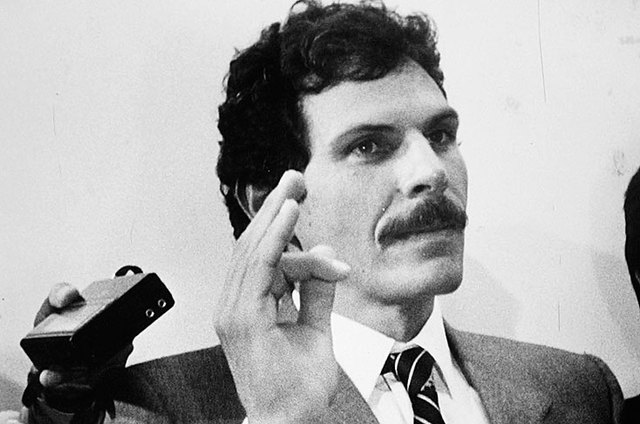 Carlos Pizarro muere acribillado dentro de un avión en el Aeropuerto El Dorado