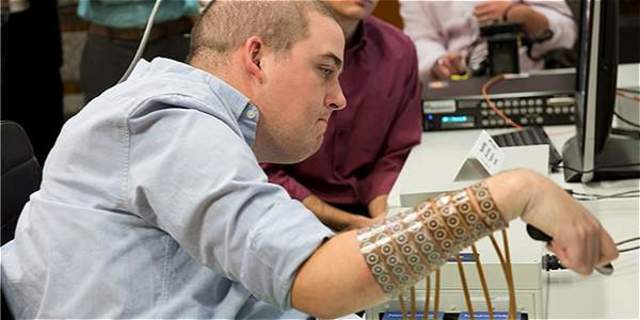 El primer cuadrapléjico que recupera el movimiento de las manos