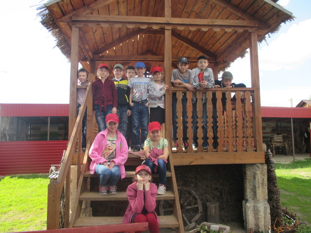 Экскурсия в краеведческий музей. Познавательное мероприятие «Песни военных лет».