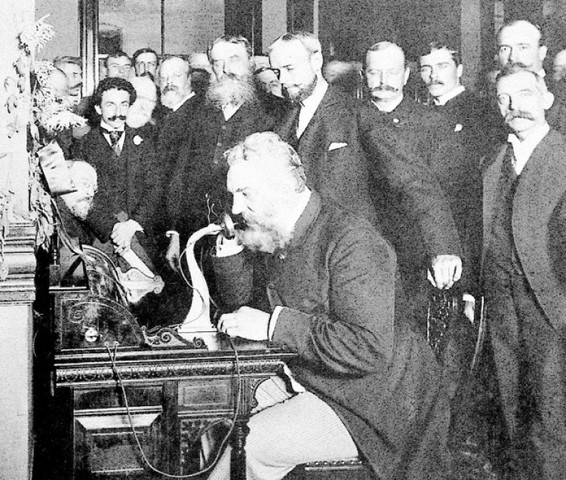 Alexander Graham Bell recibe la patente sobre el teléfono