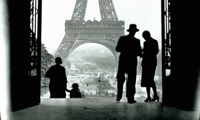 Se traslada a París.