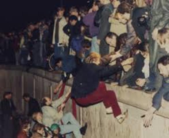 East Germany allows unrestricted migration to West Germany