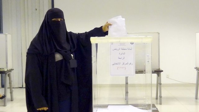 Arabia Saudí permite el derecho a votar a las mujeres por primera vez siendo uno de los primeros países estrictos musulmanes en hacerlo