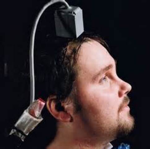 Un hombre impedido mueve el cursor de un ordenador con la mente