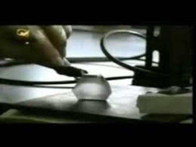 Descubrimiento de la piezoelectricidad por los hermanos Paul Jacques y Pierre Curie.