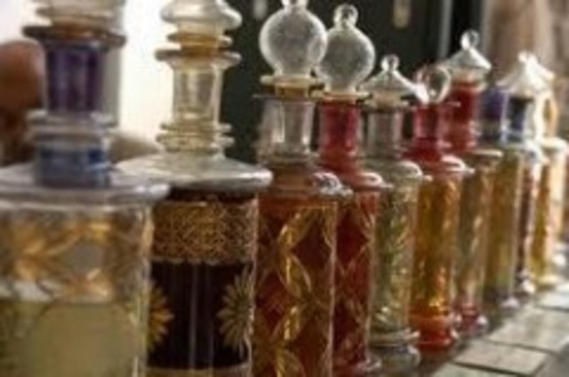 Los Árabes mejoran la química. Producen Perfumes y Colorantes.