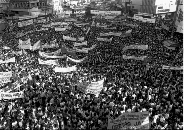 Em 1983, o Brasil estava há 19 anos sob ditadura militar.