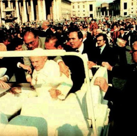 1981 - papa João Paulo II momentos depois de ter sofrido um atentado.