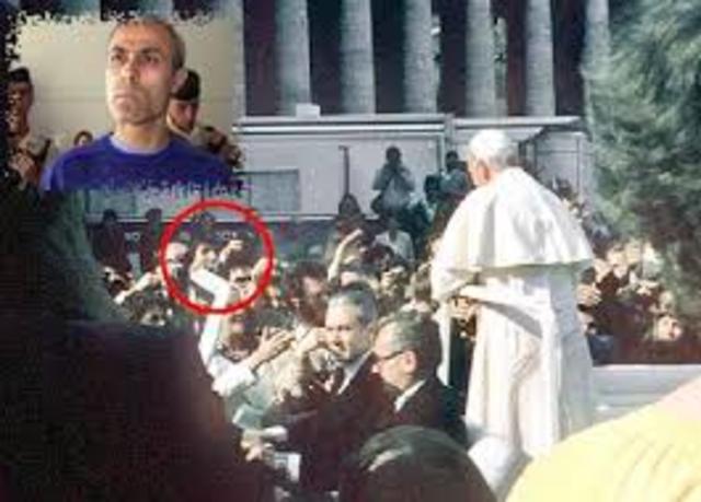 O Papa João Paulo II sofre um atentado.