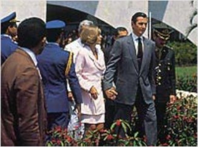 1992 -  Fernando Collor de Mello renuncia ao cargo de presidente da República após o processo de impeachment.