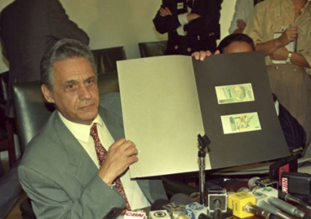 O Brasil e o Mundo em 1994: Um ano inesquecível onde perdemos Senna e Tom Jobim mas ganhamos moeda nova e o tão sonhado tetra.