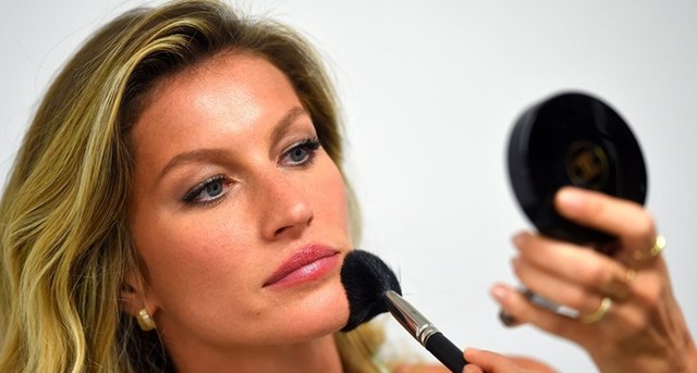 2000 - Gisele Bündchen brilha nas passarelas
