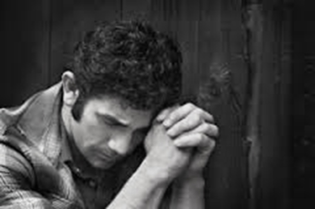 Paulo se arrepende de ter obrigado Lucia a sair com outros