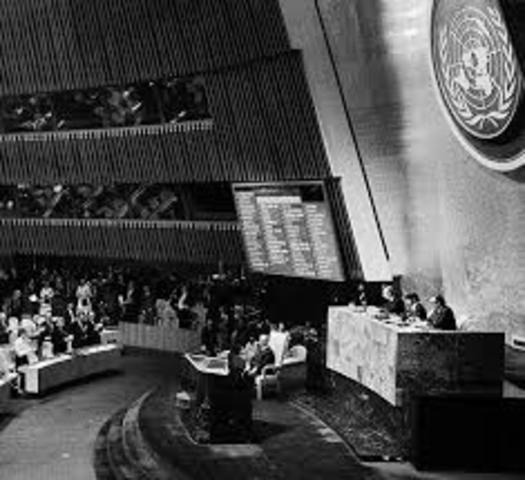 España es admitida en la ONU.