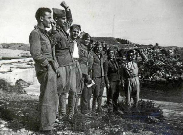 Nationale Truppen nehmen Menorca ein.