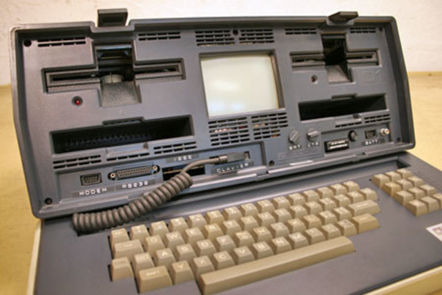 Se da la revolución tecnológica iniciando con  el uso de las computadoras.