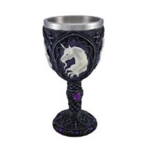 Merlin le da al caballero a probar la vida