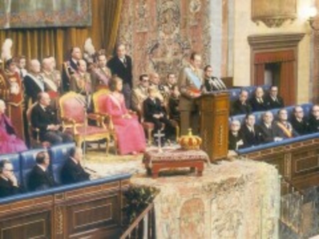 Juan Carlos I é coroado Rei