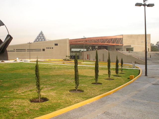 el Instituto Politécnico Nacional por el director Roberto Medellín Ostos.
