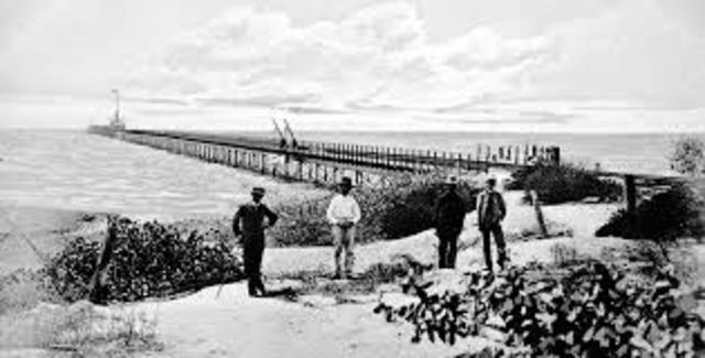 1920 Desde la década de los año 20 se promovió la rectificación del rió magdalena y la apertura de las Bocas de Ceniza para realizar el puerto de Barranquilla, que complementara las facilidades de Cartagena, Santa Marta y Buenaventura.