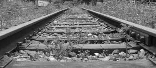 A inicios del siglo XX comenzó desarrollo ferroviario e inicio la era de las carreteras, una vez difundido el invento del automóvil.