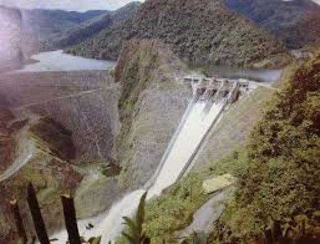 Este proceso de la ingenieria de obras publicas inicio si diversificacion en la decada de los años 40 con las primeras centrales hidroeléctricas, construidas en los saltos de Guadalupe y Tequendama