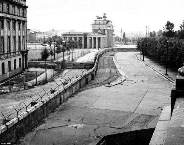 russia builds the berlin wall