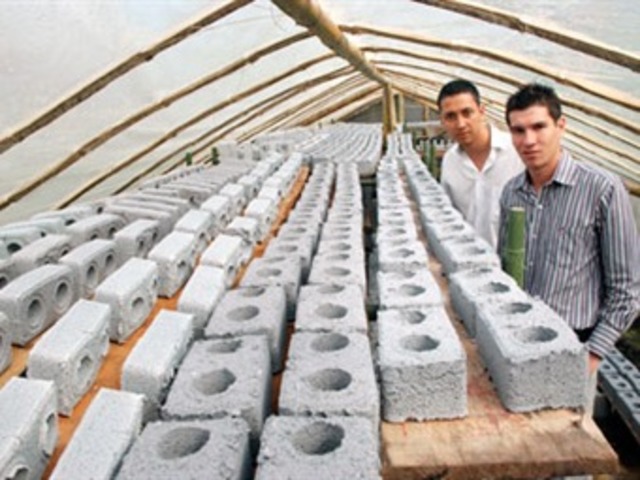 Sistema para transformar lodos papeleros en bloques de construcción ecológicos