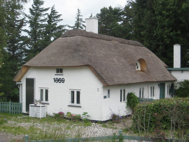 En beskrivelse der fortæller om et hus, som var indrettet til seks landarbejdefamilier.