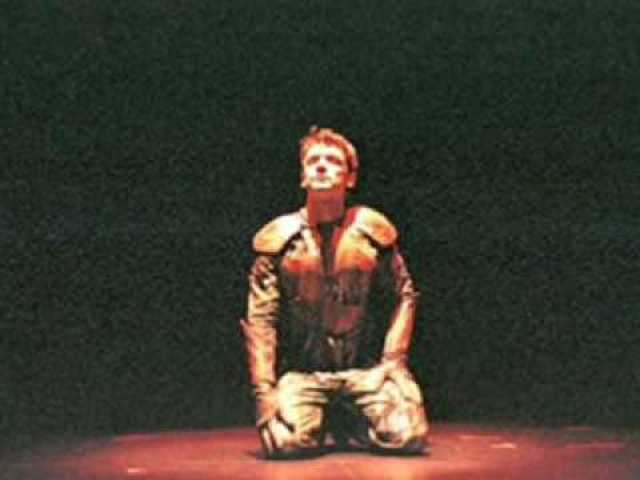 El caballero vence al dragon con la mente y abre la puerta del castillo para ver la cima y decide subir