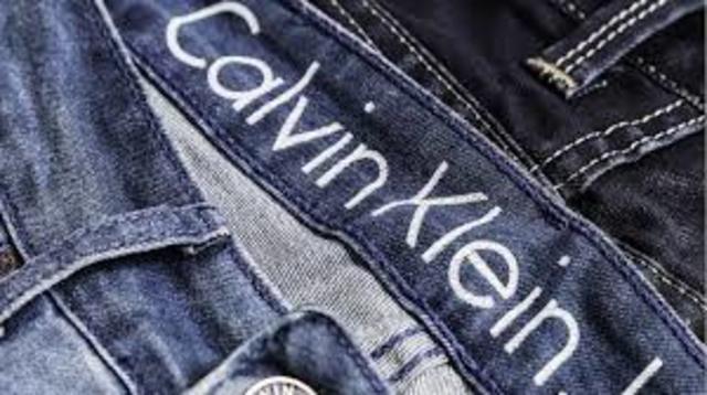 Calvin Klein genera controversia.