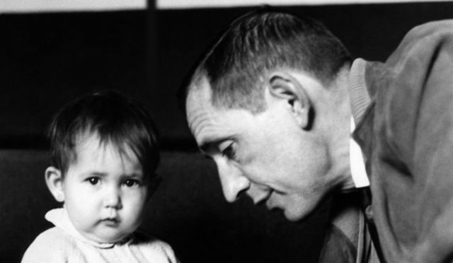 Nace su hija Camino y muere su madre.