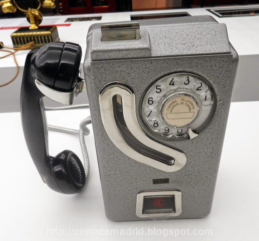 El primer teléfono público de paga se instala en Hartford Connecticut, EE.UU.