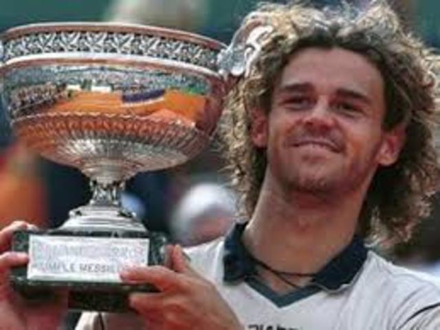 2000- Gustavo Kuerten o tenista brasileiro se torna o número 1 do mundo