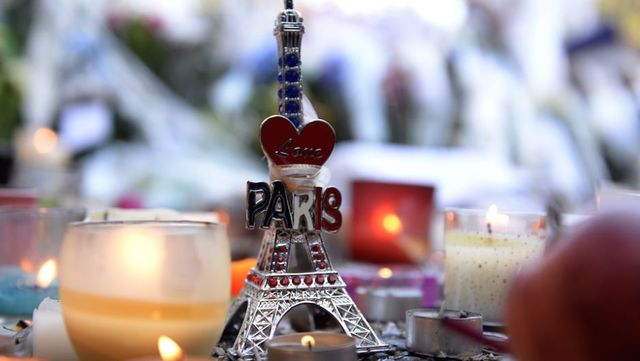 Tres equipos armados de terroristas suicidas de ISIS atacan seis ubicaciones alrededor de París