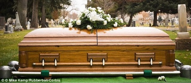 Mi familia tenió ir a su funeral.