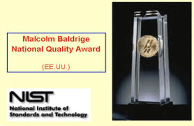 El Congreso de Estados Unidos establece el Premio Nacional de Calidad Malcom Baldrige,