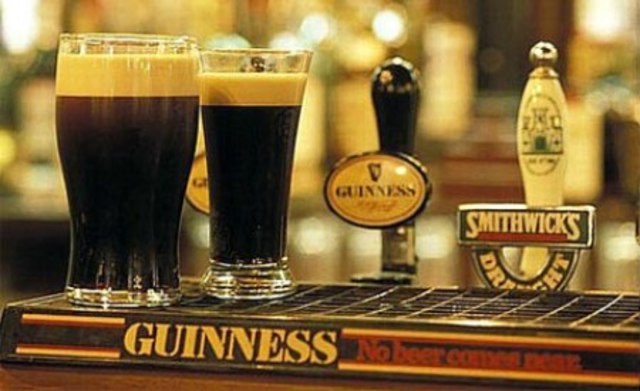 W.S Gosset introduce la distribucion t. resultado de su trabajo en el control de calidad de la Cerveceria Guiness.