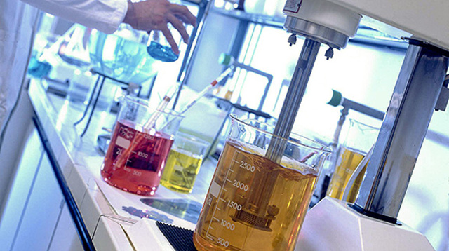 G.E.P. Box y K.B Wilson publican obras fundamentales sobre el uso de experimentos diseñados; el interes se centra en la industria quimica