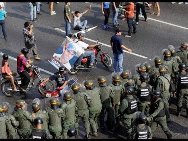 Encarcelación de opositores al régimen y manifestaciones reprimidas violentamente en el país.