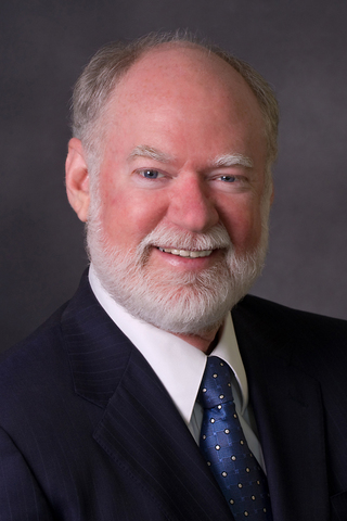 Nelson reclutó al activista Denis Hayes para organizar el 22 de abril de 1970. Se sigue acreditando a Hayer como el precursor del movimiento ecologista moderno.