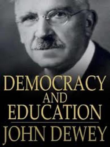 John Dewey publica Democracia y educación
