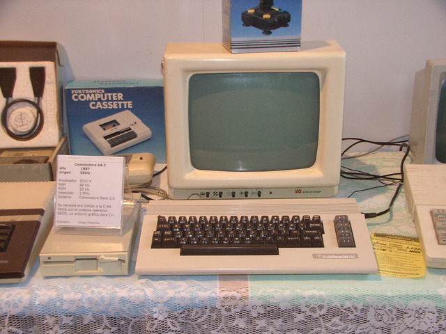 Los primeros ordenadores comenzaron a construirse a principios del siglo  XX.