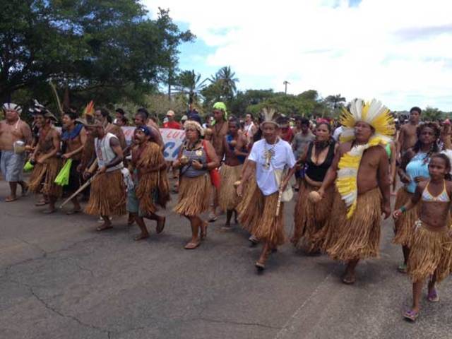 a situação de abandono e luta por seu território