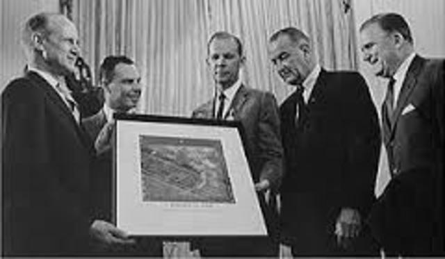 Mariner 4 space probe flies past mars