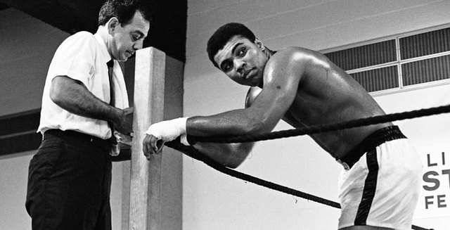 Humillado por Larry Holmes y retiro