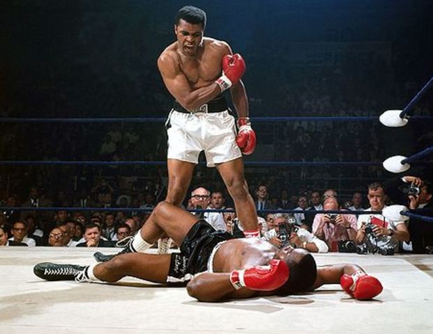 Foto emblemática tras derrotar a Sonny Liston