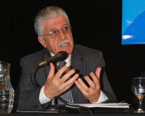 Tedesco, dice que la educación debe de actuar como contrapeso del nuevo capitalismo.